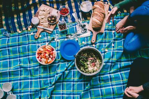 Pack Safely for Your Springtime Picnic to Avoid Food Poisoning